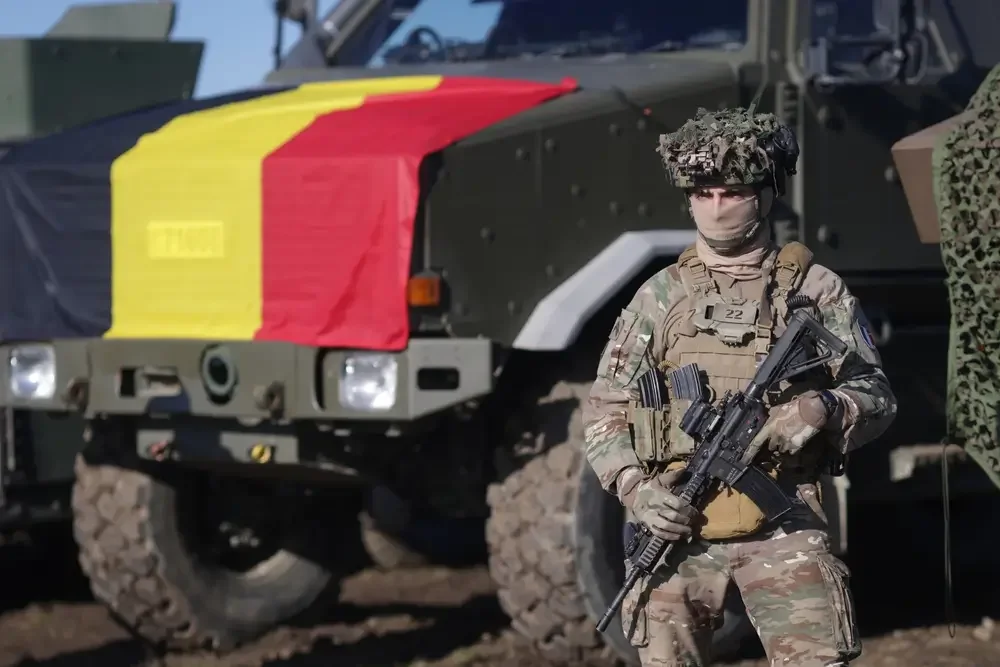 Soldat belge devant un véhicule de l'armée