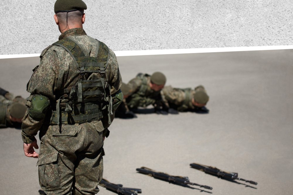 Recrues militaires en formation physique lors d'un exercice d'entraînement