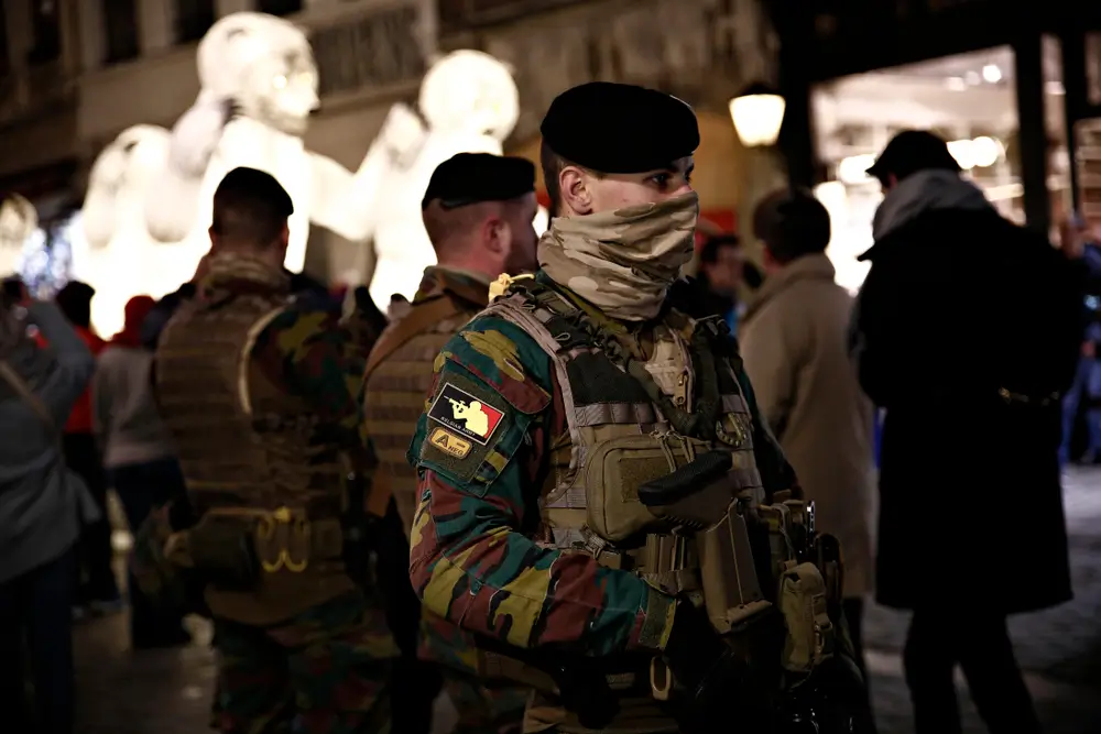 Gros plan sur un insigne de grade cousu sur la manche d'un uniforme militaire