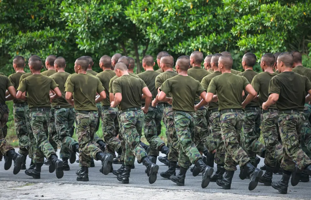Soldat de l'armée belge courant sur tapis roulant lors des épreuves physiques