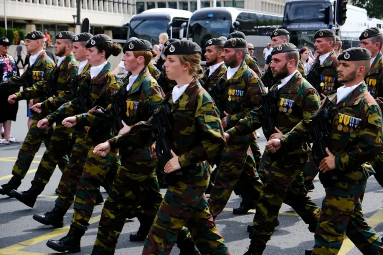 Grades de l’armée belge : hiérarchie complète et insignes