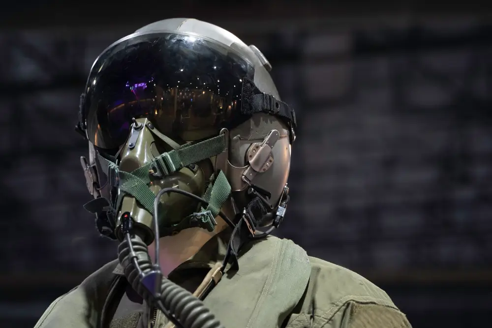 Casque de pilote et cockpit d'un avion de chasse militaire