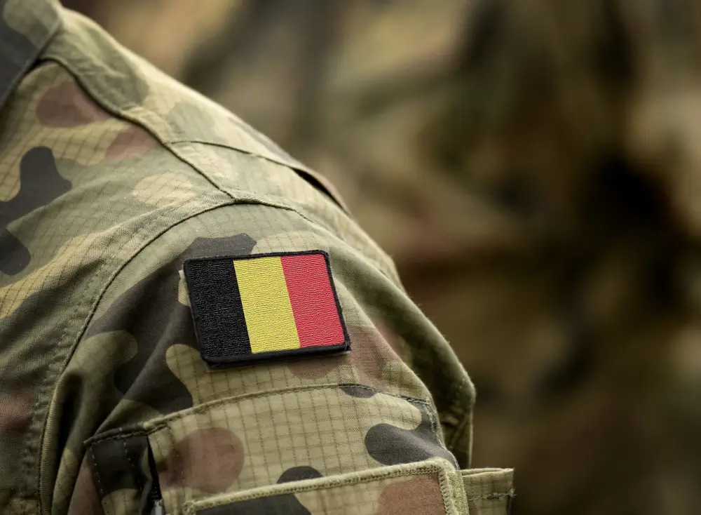Groupe de candidats militaires attendant leur tour de sélection