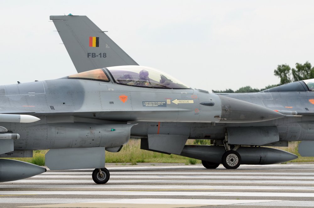 Avion de chasse militaire stationné sur le tarmac d'une base aérienne