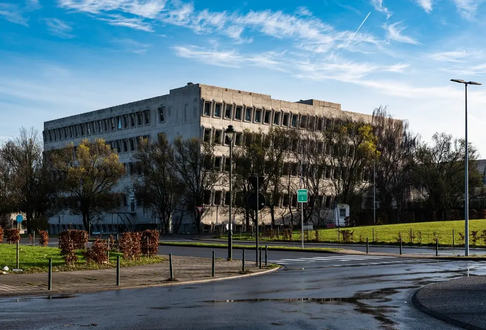 Façade en béton de l'hôpital militaire et son centre médical d'expertise pour les examens de sélection de l'armée.