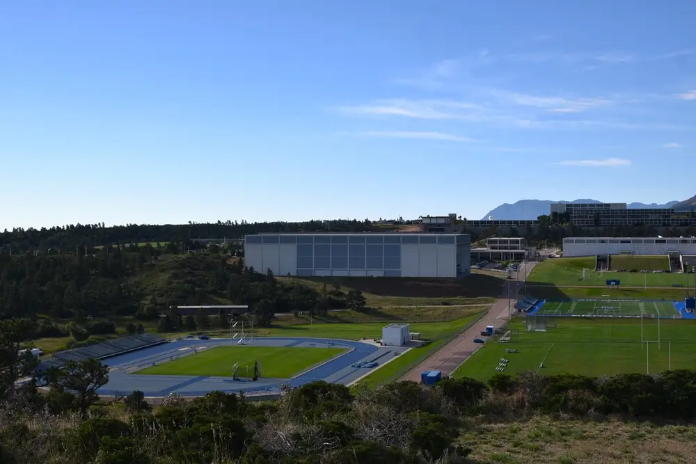 Infrastructures sportives et bâtiments modernes du campus d'une académie militaire.
