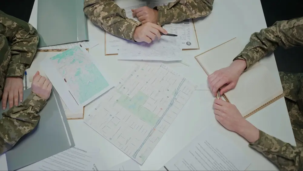 Officier militaire lors d'une séance d'information face à des jeunes civils