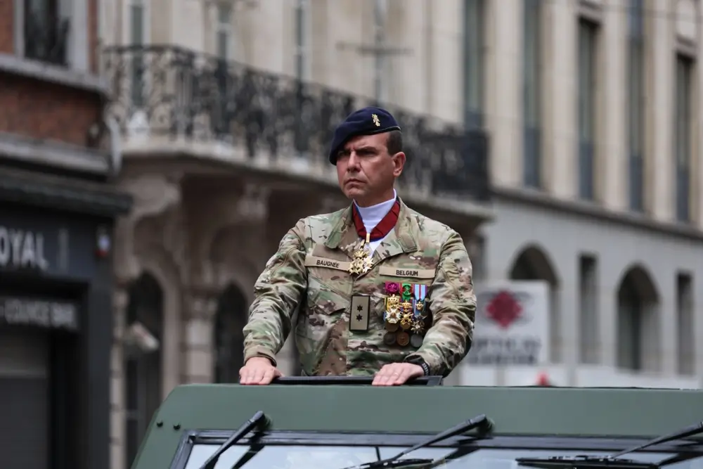 Officier de l'armée belge en uniforme portant les insignes de grade sur l'épaule