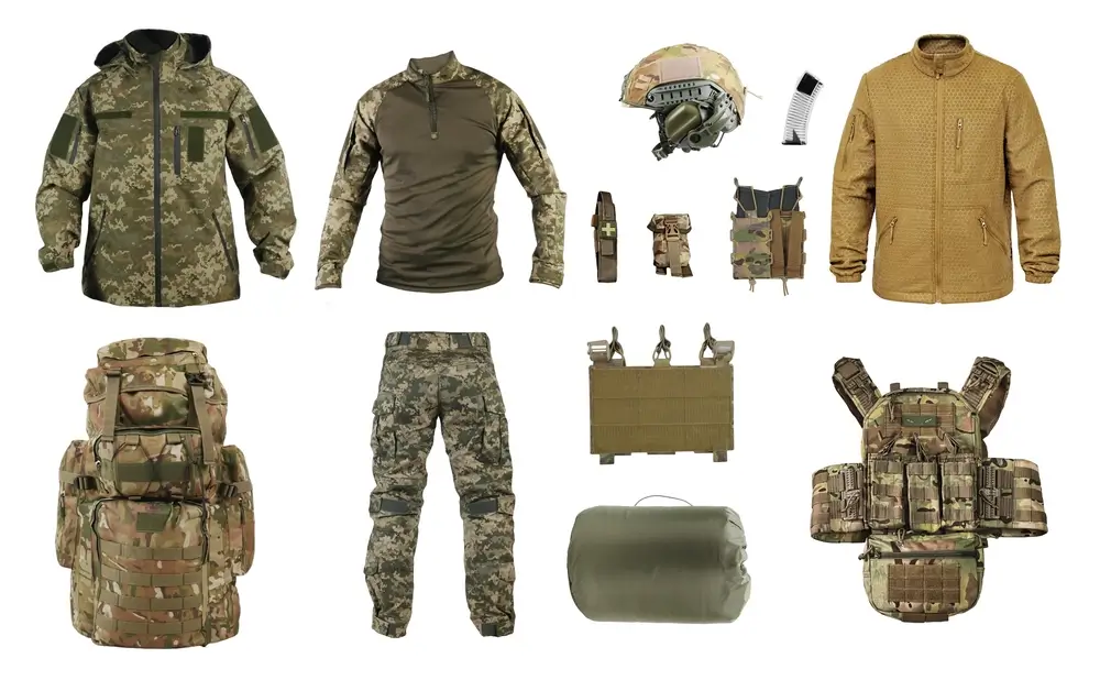 Treillis de camouflage, sac de paquetage, casque et gilet tactique prêts pour l'incorporation militaire.