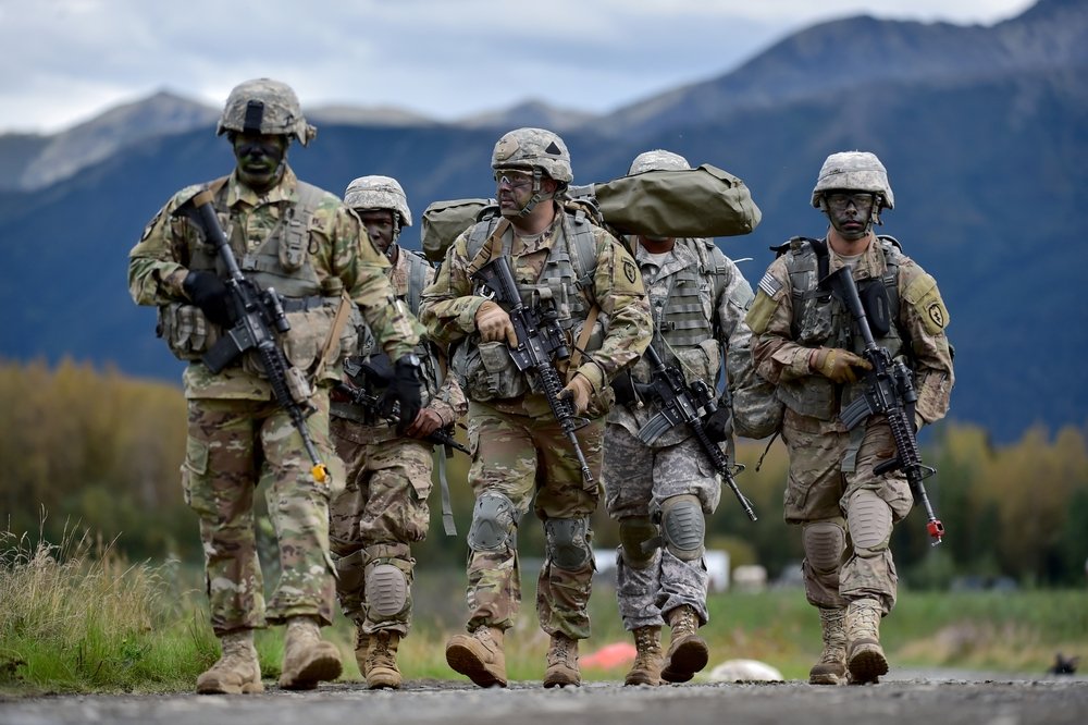 Soldats d'infanterie en exercice de combat sur le terrain