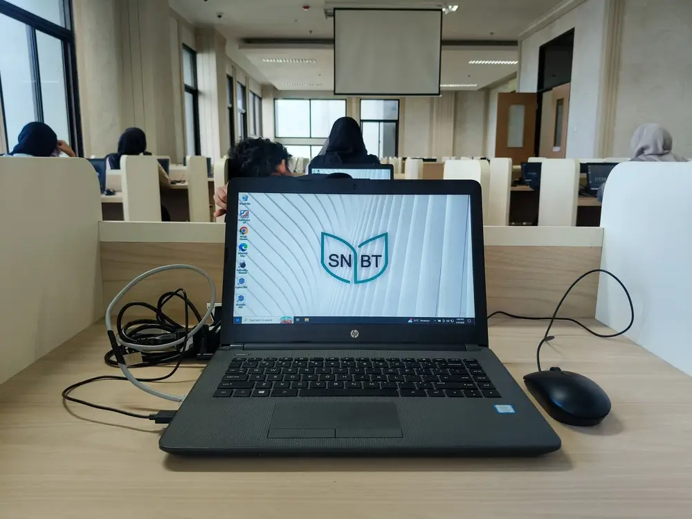 Poste informatique individuel dans une salle d'examen pour les tests de capacités cognitives de l'armée.