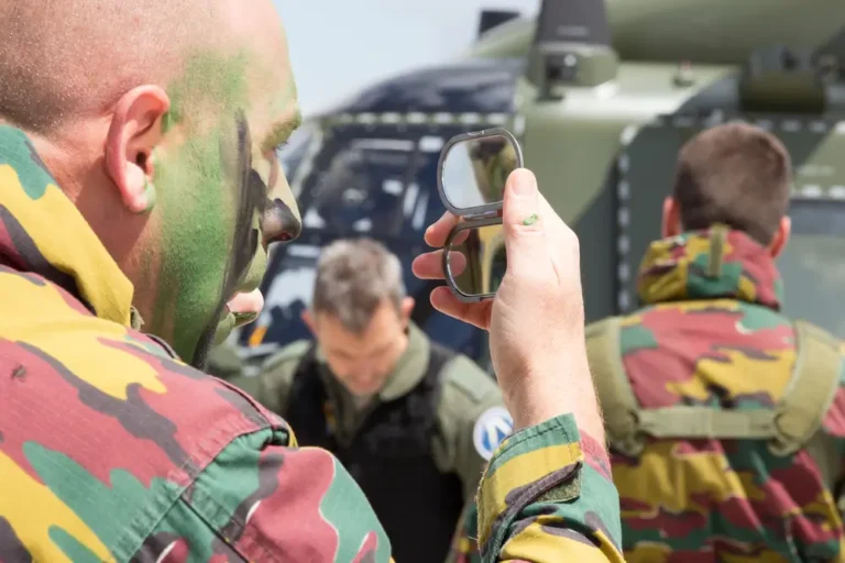 Salaire militaire en Belgique : grades, primes et net 2025