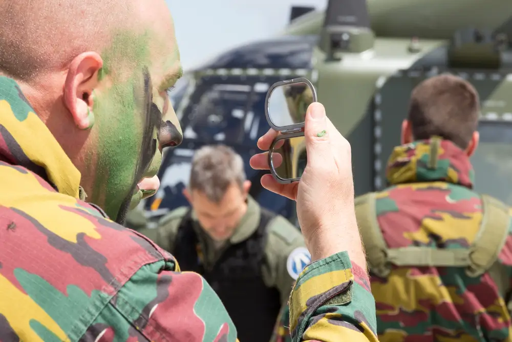 Salaire militaire en Belgique : grades, primes et net 2025