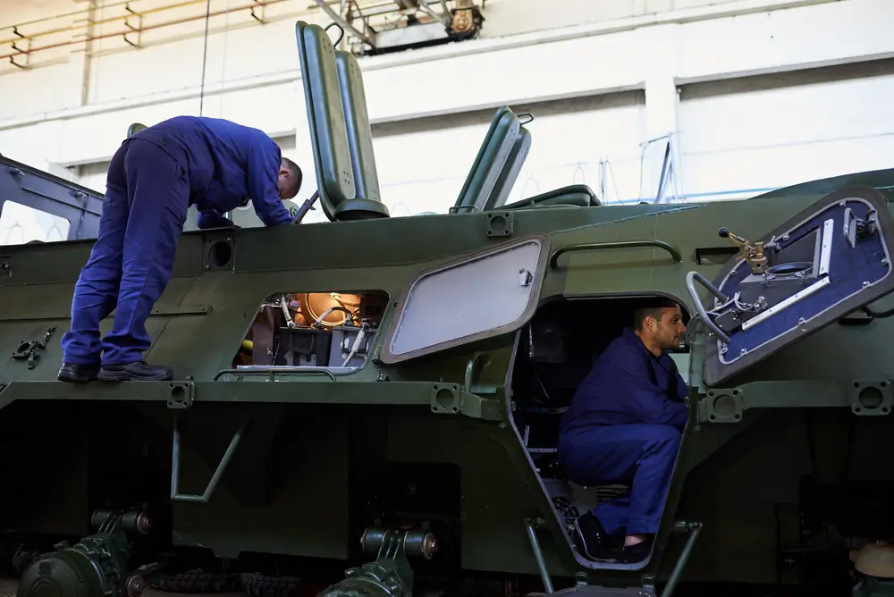 Atelier industriel d'assemblage de véhicules militaires dans une usine