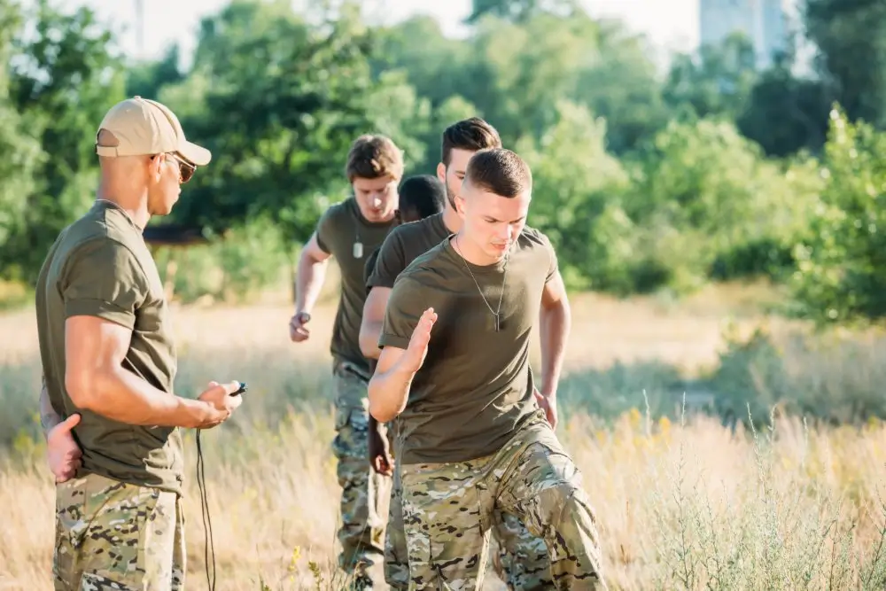 Instructeur sportif militaire supervisant une séance de course à pied avec un chronomètre lors d'un test physique.