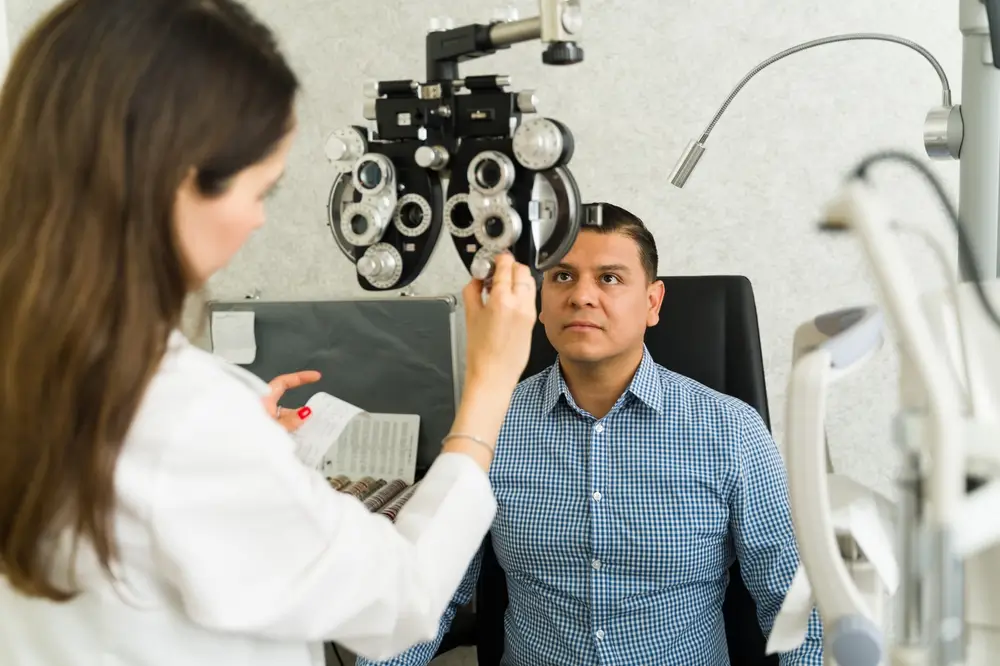 Candidat passant un examen ophtalmologique avec une machine optique de test de vue lors de son évaluation médicale.