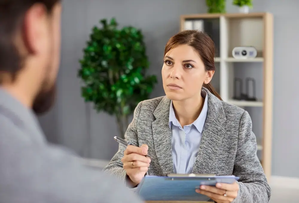 Une psychologue attentive évalue le caractère d'un candidat lors d'un entretien de recrutement et d'embauche.