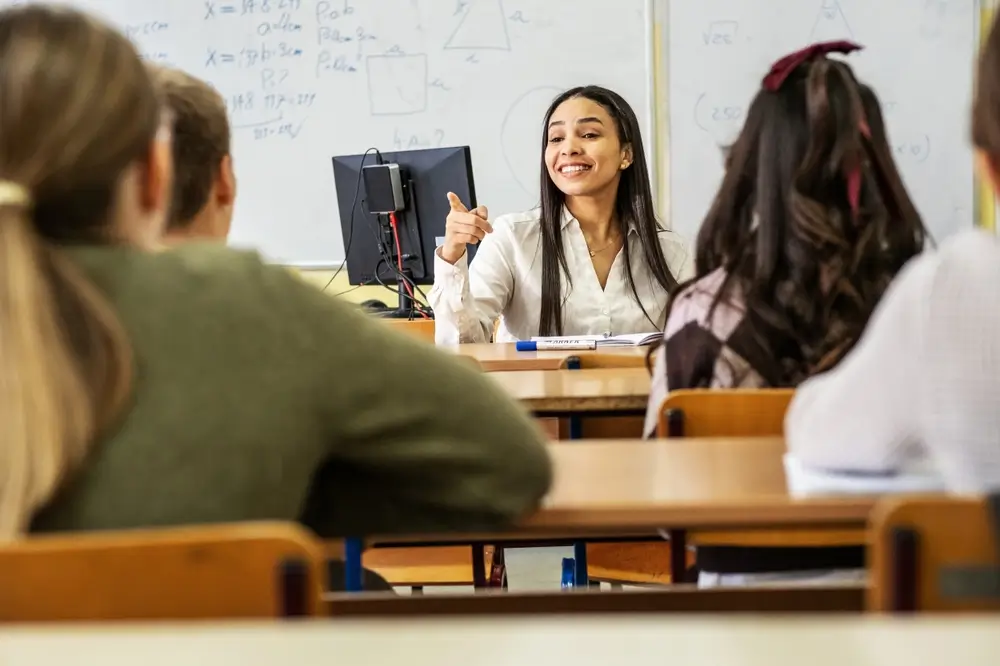 Étudiants en formation technique assistant à un cours de mathématiques dans une salle de classe.
