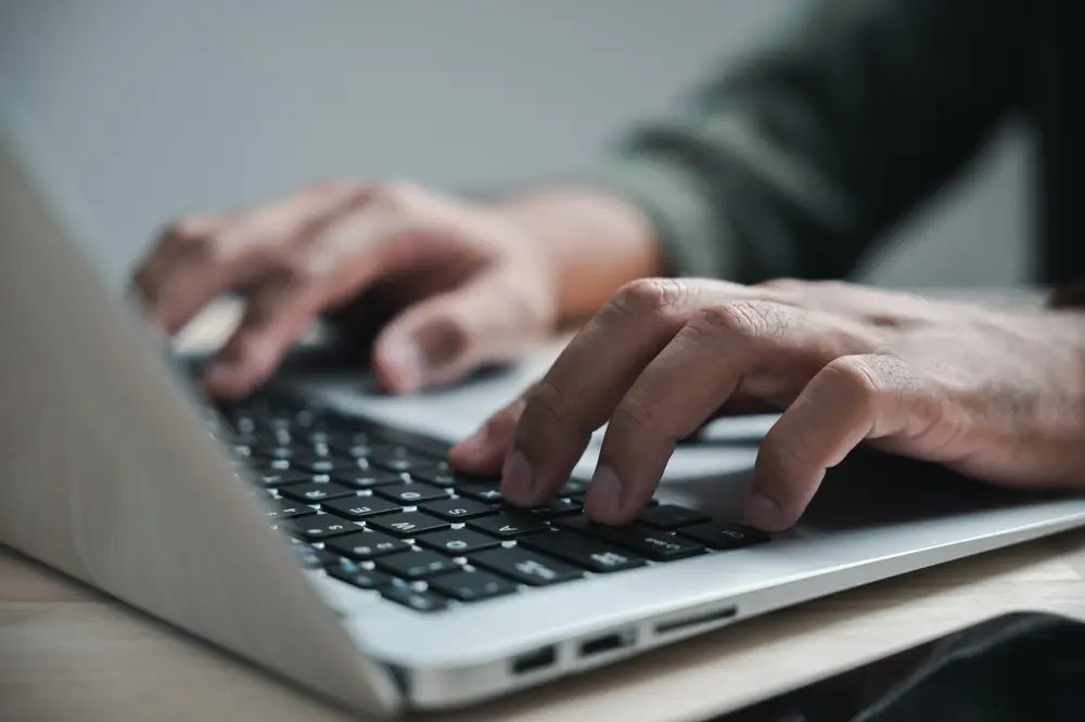 Mains d'un candidat tapant sur le clavier d'un ordinateur lors du passage du test cognitif BTCA de la Défense.