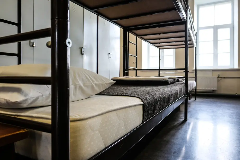 Lits superposés en métal et casiers dans un dortoir de la caserne militaire du Campus Saffraanberg.